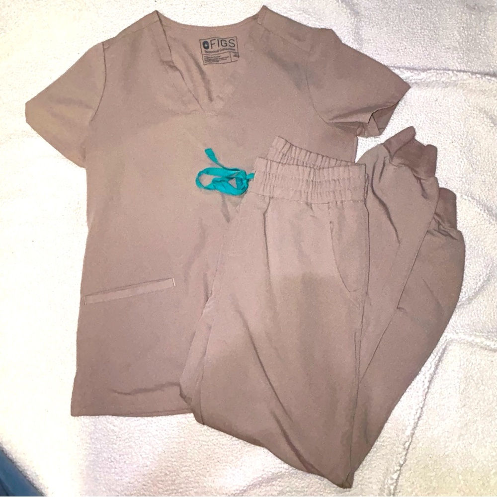 Figs boulder women’s casma top and high waist Zamora joggers scrubs set XS/S